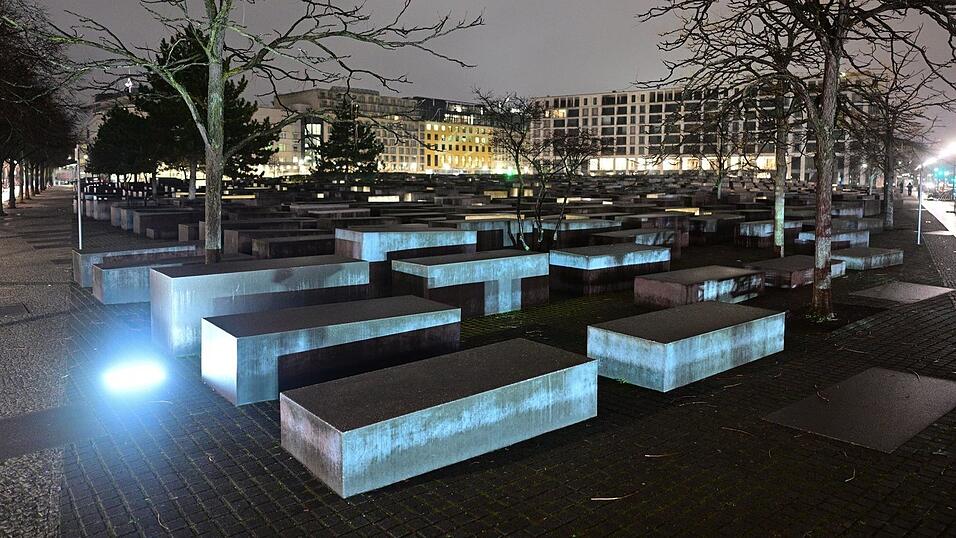 Am 21. Februar dieses Jahres stach der Mann im Stelenfeld des Holocaust-Mahnmals auf Besucher ein. Am 21. Februar dieses Jahres stach der Mann im Stelenfeld des Holocaust-Mahnmals auf Besucher ein.