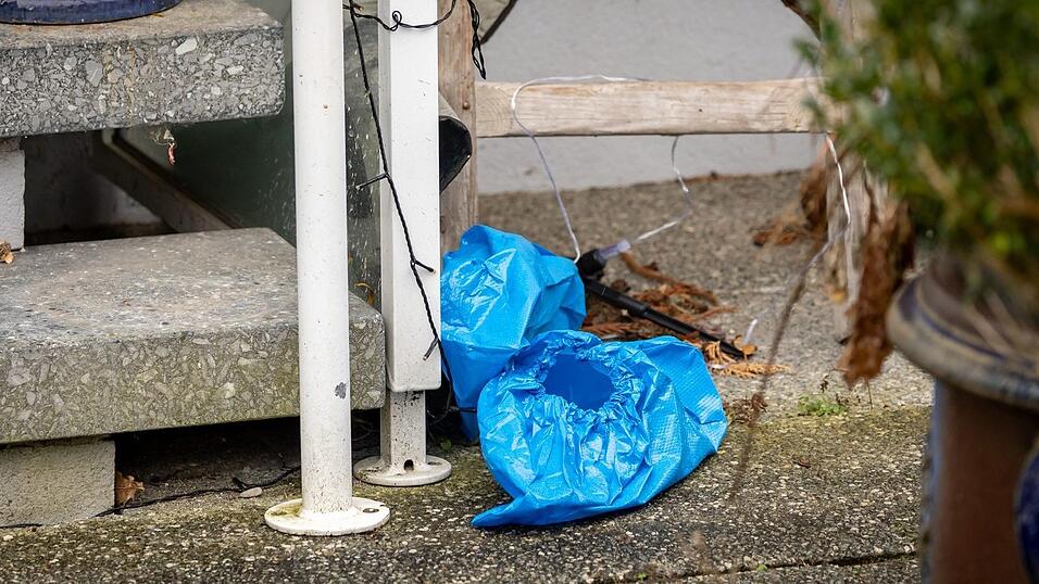 Das Landeskriminalamt ermittelt nun, ob die Polizeisch&uuml;sse rechtm&auml;&szlig;ig waren. Beamten sicherten dazu Spuren in dem Haus.