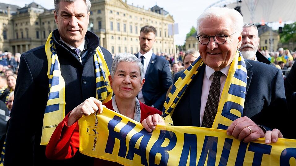 Der Katholikentag wurde auf dem Residenzplatz er&ouml;ffnet.