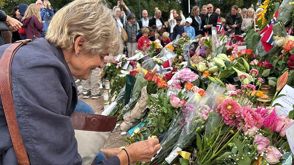 Anne Sandø Seierstad zündet eine Kerze für den gestorbenen Monarchen an. Anne Sandø Seierstad zündet eine Kerze für den gestorbenen Monarchen an.