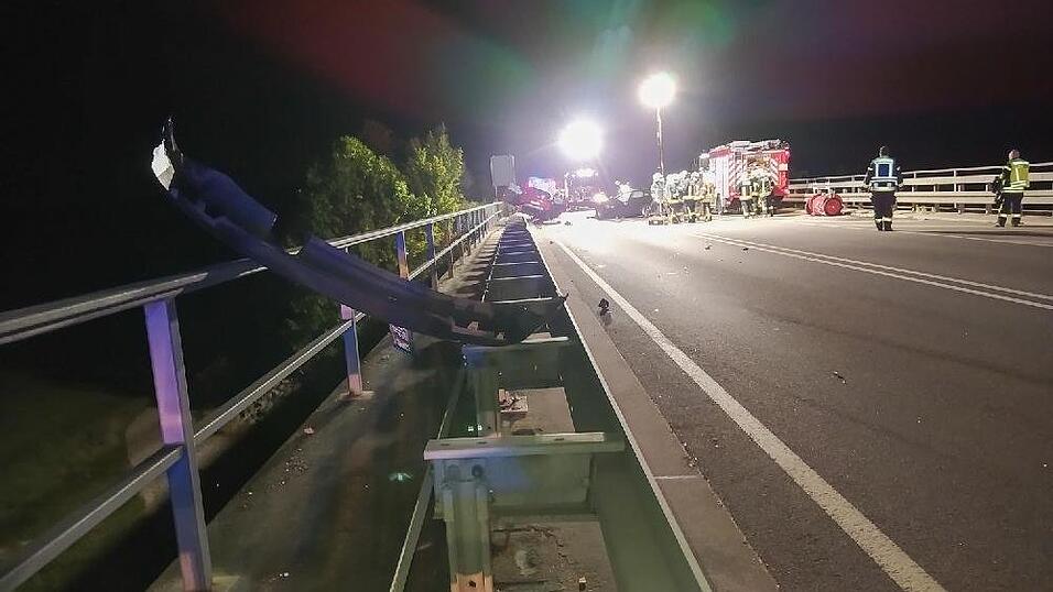 Am fr&uuml;hen Sonntagabend krachten zwei Autos auf der B20 frontal ineinander. Ein dritter Wagen fuhr in die Unfallstelle.