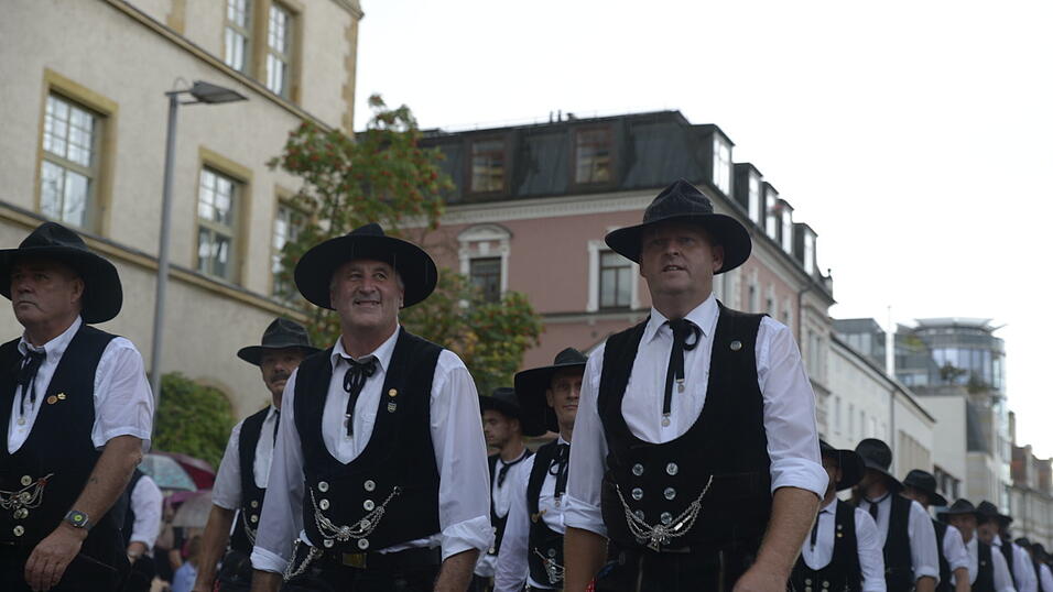 Zahlreiche Musik- und Trachtengruppen zogen nach dreij&auml;hriger Pause am Freitagabend zum Festplatz Am Hagen.&nbsp;