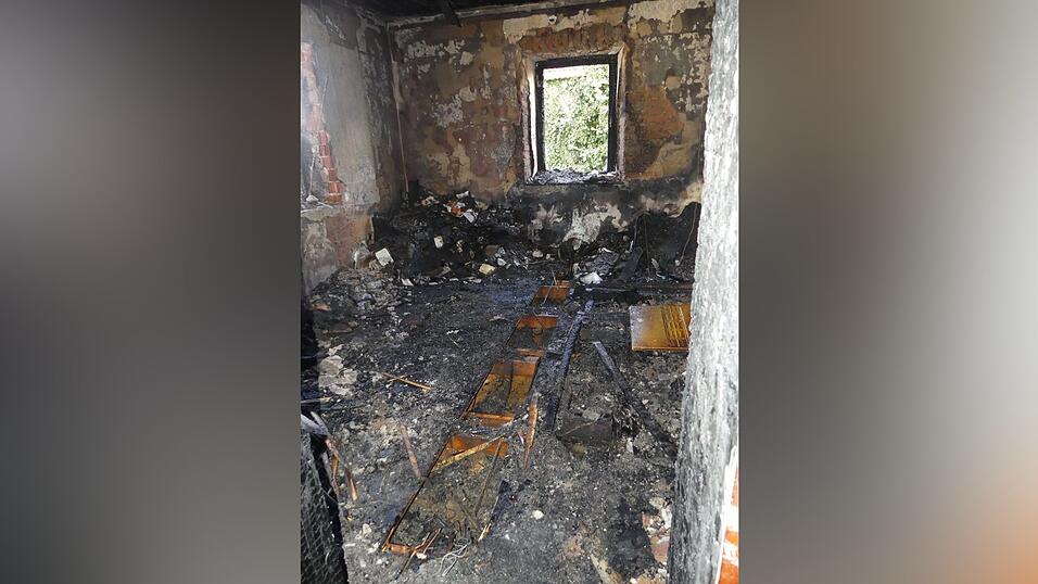 Nach den L&ouml;scharbeiten zeigte sich Inneren das Ausma&szlig; des Schadens.