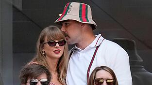 Football-Star Travis Kelce möchte Superstar Taylor Swift weiterhin so gut er kann den Rücken stärken. (Archivbild)