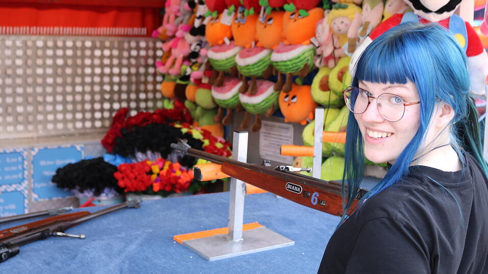 Zielsicher unterwegs: Unsere Volontärin probiert sich am Schießstand - fünf Treffer bringen immerhin einen Schlüsselanhänger Zielsicher unterwegs: Unsere Volontärin probiert sich am Schießstand - fünf Treffer bringen immerhin einen Schlüsselanhänger