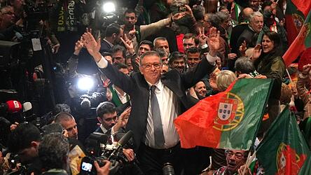 Der Mitte-Links-Kandidat der Sozialisten, Antonio Jose Seguro, jubelt nach seinem Wahlsieg.