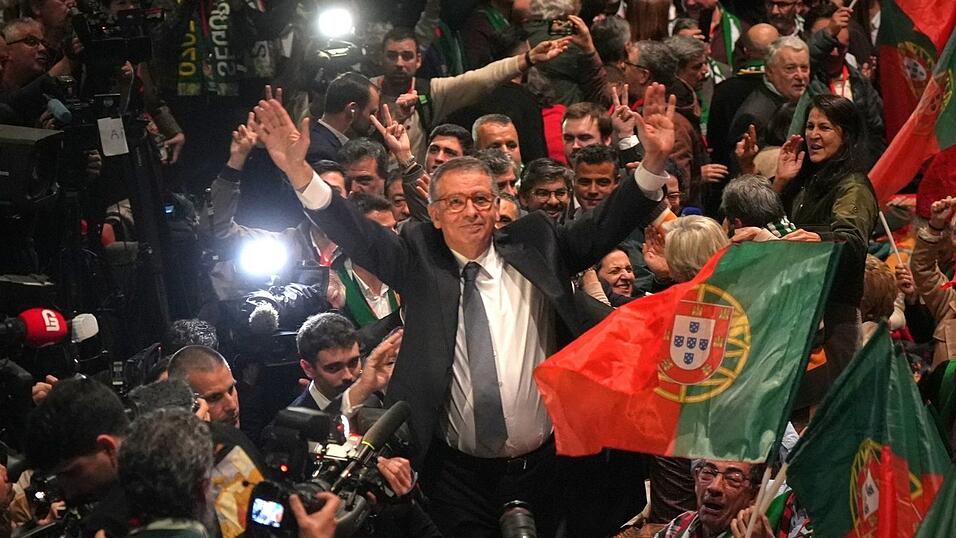 Der Mitte-Links-Kandidat der Sozialisten, Antonio Jose Seguro, jubelt nach seinem Wahlsieg.