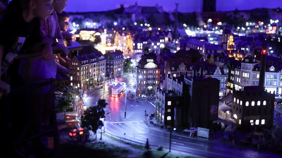 Eine Besonderheit der größten Modelleisenbahnanlage der Welt ist die Tag-Nacht-Beleuchtung. Eine Besonderheit der größten Modelleisenbahnanlage der Welt ist die Tag-Nacht-Beleuchtung.