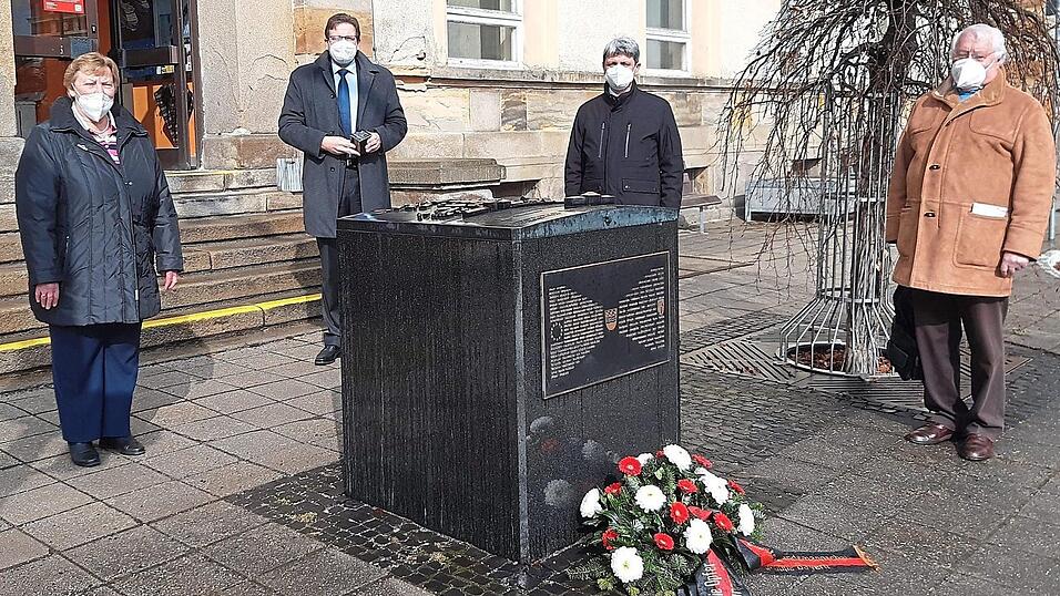 Corona-bedingt im kleinsten Kreis gedachten f&uuml;r die Landesgruppe Bayern der Sudetendeutschen Landsmannschaft Landesobmann Steffen H&ouml;rtler (Zweiter von links) sowie die Vorsitzende Hildegard Maschek (links) und Schatzmeister Walter Wallner (rechts) von der Ortsgruppe Furth im Wald in Anwesenheit von B&uuml;rgermeister Sandro Bauer (Zweiter von rechts) der Vertreibung vor 75 Jahren.
