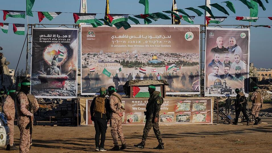 Islamisten übergaben die drei Männer in der Stadt Chan Junis im Süden des Gazastreifens an Vertreter des Roten Kreuzes. Islamisten übergaben die drei Männer in der Stadt Chan Junis im Süden des Gazastreifens an Vertreter des Roten Kreuzes.