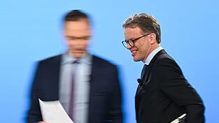 Einer der Spitzenverdiener im Dax:  Deutsche-Bank-Chef Christians Sewing. (Archivbild) Einer der Spitzenverdiener im Dax:  Deutsche-Bank-Chef Christians Sewing. (Archivbild)