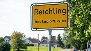 Das Rathaus der Gemeinde Reichling im Landkreis Landsberg ist teilweise durchsucht worden. (Archivbild) Das Rathaus der Gemeinde Reichling im Landkreis Landsberg ist teilweise durchsucht worden. (Archivbild)