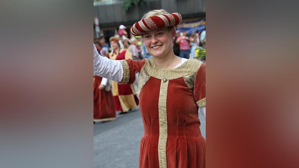 Die schönsten Augenblicke des historischen Drachenstich-Festzuges 2016. Die schönsten Augenblicke des historischen Drachenstich-Festzuges 2016.