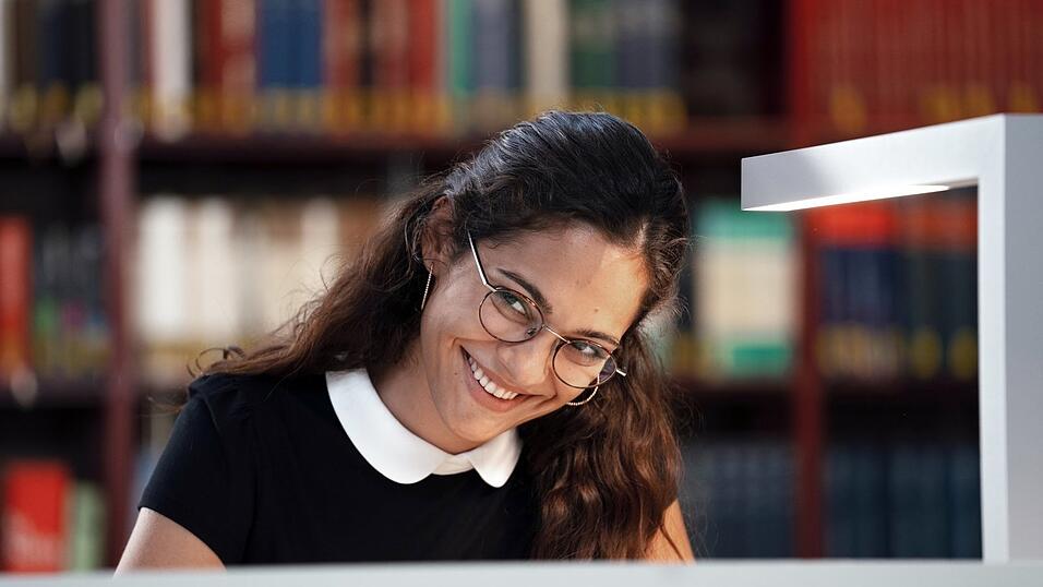 Ausgezeichnet als beste Darstellerin: Nilam Farooq als Studentin Naima in Sönke Wortmanns 'Contra'; der Film soll im Herbst anlaufen. Ausgezeichnet als beste Darstellerin: Nilam Farooq als Studentin Naima in Sönke Wortmanns 'Contra'; der Film soll im Herbst anlaufen.