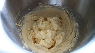 Zuletzt kommt der Teig dran.