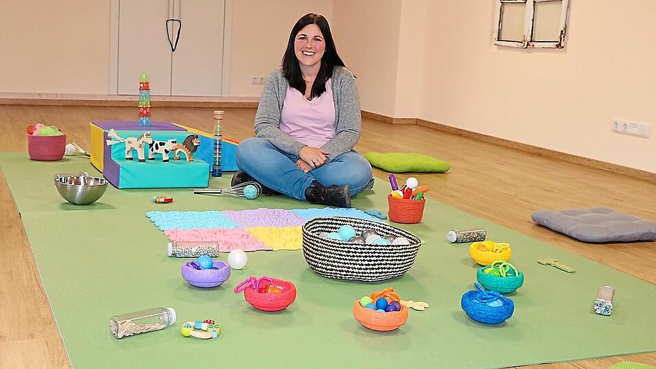 Sandra Kärtner, selbst Mutter von zwei Kindern und zertifizierte FenKid-Kursleiterin, bereitet die Spielumgebung für die jeweiligen Kurse altersgerecht vor.