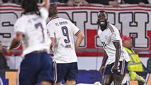 Hat gut lachen: Bayern-Verteidiger Dayot Upamecano feiert sein Tor zum 1:0. Hat gut lachen: Bayern-Verteidiger Dayot Upamecano feiert sein Tor zum 1:0.
