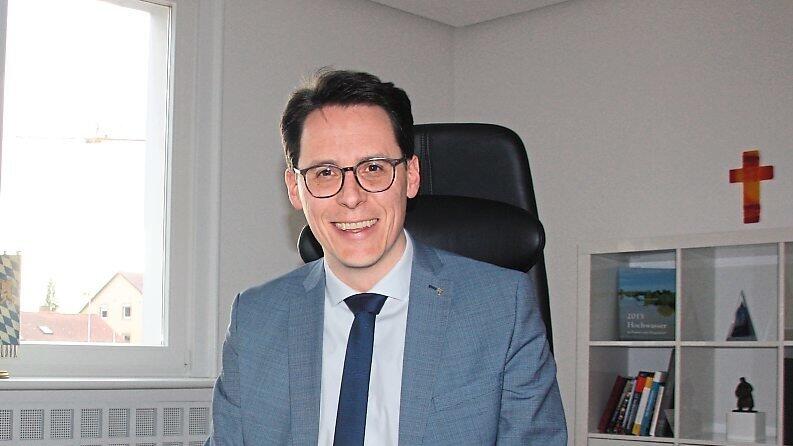 Oberbürgermeister Dr. Christian Moser hat sich im ersten Wahlgang souverän durchgesetzt und wird auch die kommenden sechs Jahre im Chefsessel im Neuen Rathaus sitzen. Oberbürgermeister Dr. Christian Moser hat sich im ersten Wahlgang souverän durchgesetzt und wird auch die kommenden sechs Jahre im Chefsessel im Neuen Rathaus sitzen.