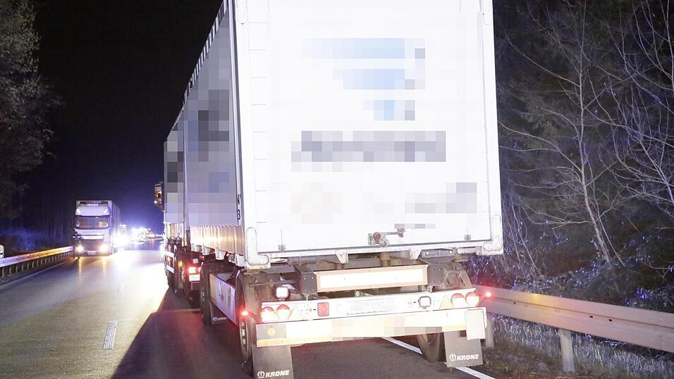 Bei dem Unfall bei Egglkofen wurden mehrere Personen schwer verletzt. Bei dem Unfall bei Egglkofen wurden mehrere Personen schwer verletzt.