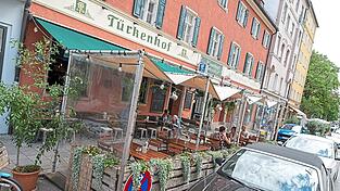 Wo einst Parkplätze waren, genießen nun Menschen ihr Bier oder ihr Abendessen: In München sind die aus der Not geborenen 'Schanigärten' über die Pandemie hinaus zur Dauereinrichtung geworden. Auch Städte in Ostbayern behalten erleichterte Regelungen zu Freischankflächen teils bei. Wo einst Parkplätze waren, genießen nun Menschen ihr Bier oder ihr Abendessen: In München sind die aus der Not geborenen 'Schanigärten' über die Pandemie hinaus zur Dauereinrichtung geworden. Auch Städte in Ostbayern behalten erleichterte Regelungen zu Freischankflächen teils bei.