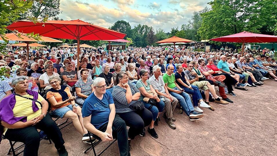 Die Reihen vor der B&uuml;hne waren bis auf den letzten Platz gef&uuml;llt.