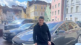 J&uuml;rgen Nimis vor seinem Tesla: Er will eine Supercharger-Station f&uuml;r alle E-Auto-Fahrer in Landshut und hofft auf viele Unterst&uuml;tzer.