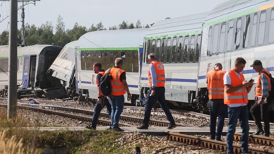Beim Zusammenprall eines Lasters mit einem Zug in Polen ist eine Frau gestorben. Beim Zusammenprall eines Lasters mit einem Zug in Polen ist eine Frau gestorben.