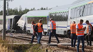 Beim Zusammenprall eines Lasters mit einem Zug in Polen ist eine Frau gestorben. Beim Zusammenprall eines Lasters mit einem Zug in Polen ist eine Frau gestorben.