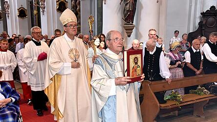 Weihbischof Graf mit Pfarrer Pater Michael beim Einzug zum Festgottesdienst.