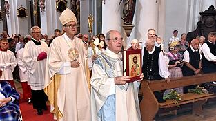 Weihbischof Graf mit Pfarrer Pater Michael beim Einzug zum Festgottesdienst.