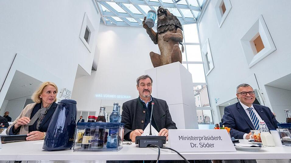 Ende September hat das bayerische Kabinett mit Ministerpr&auml;sident Markus S&ouml;der (M., CSU) an der Spitze bereits im Haus der Bayerischen Geschichte in Regensburg getagt. (Archiv)