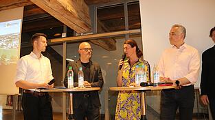 Johannes Maidorn (von links) brachte den städtischen Planungsreferenten Florian Plajer, Landrätin Tanja Schweiger und OB Thomas Burger auf Argumente für die Nordspange zu sprechen. Johannes Maidorn (von links) brachte den städtischen Planungsreferenten Florian Plajer, Landrätin Tanja Schweiger und OB Thomas Burger auf Argumente für die Nordspange zu sprechen.