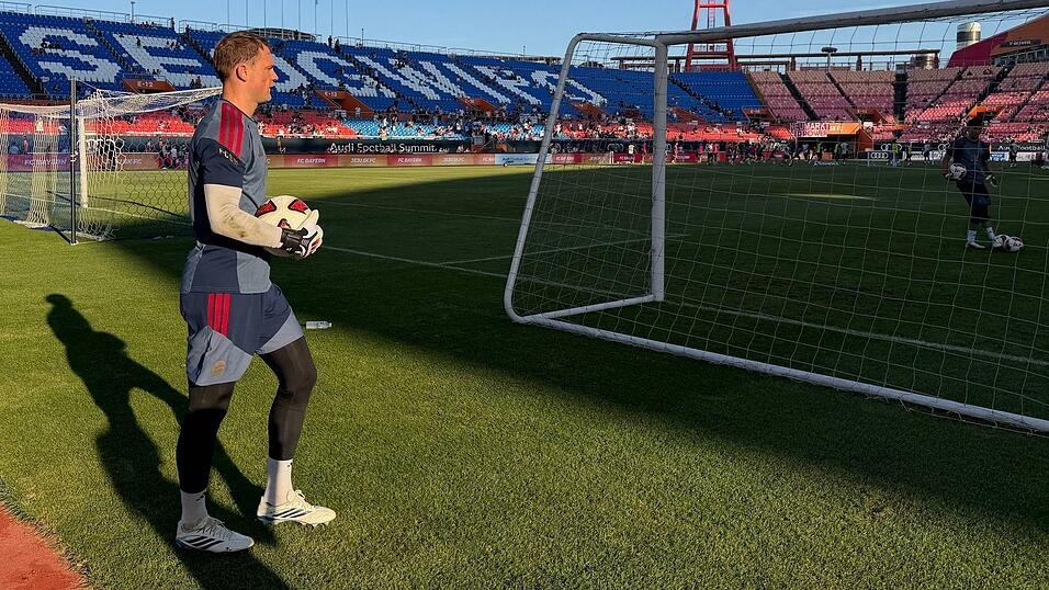 Bayern-Torhüter Manuel Neuer wurde beim Training bejubelt. Bayern-Torhüter Manuel Neuer wurde beim Training bejubelt.