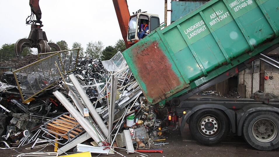 Ein Haufen Mischschrott wird auf dem Werksgel&auml;nde abgeladen und im Anschluss zun&auml;chst mit dem Bagger sortiert.