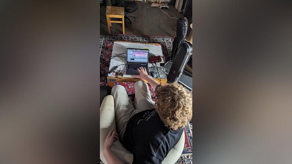 Beamy beim Produzieren: Während der Pandemie hat er die Basics des Programms „Ableton Live“ gelernt. Beamy beim Produzieren: Während der Pandemie hat er die Basics des Programms „Ableton Live“ gelernt.
