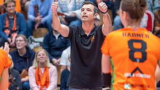 Fingerspitzengefühl und fachliche Expertise: Cheftrainer Roland Schwab hat NawaRo Straubing auf Platz zwei der 2. Liga Pro geführt. Darauf ausruhen wollen sich er und sein Team aber keineswegs. Fingerspitzengefühl und fachliche Expertise: Cheftrainer Roland Schwab hat NawaRo Straubing auf Platz zwei der 2. Liga Pro geführt. Darauf ausruhen wollen sich er und sein Team aber keineswegs.