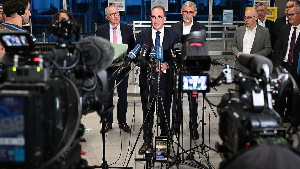 Dobrindt unterbrach seinen Urlaub für eine Lagebesprechung vor Ort. Dobrindt unterbrach seinen Urlaub für eine Lagebesprechung vor Ort.
