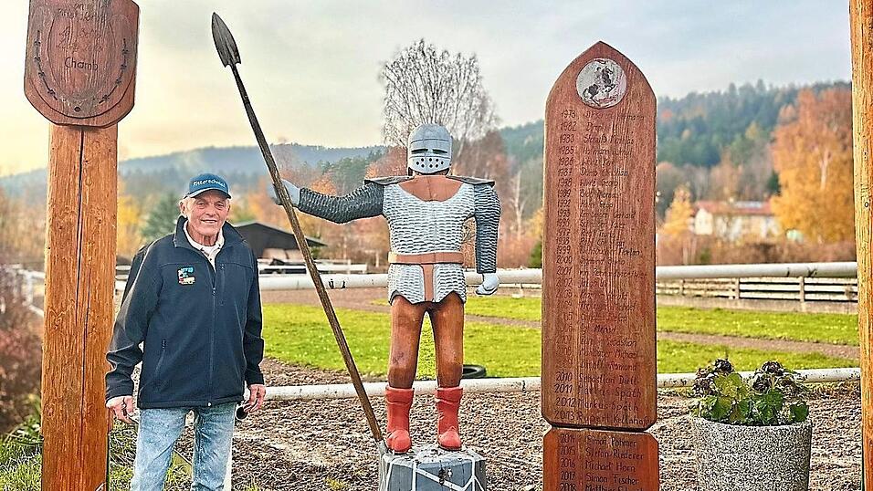 Vor seiner Reitanlage kann jeder sehen, was Willi Späth geleistet hat. Jeder von ihm trainierte Ritter ist dort an einer Holztafel aufgeführt. Vor seiner Reitanlage kann jeder sehen, was Willi Späth geleistet hat. Jeder von ihm trainierte Ritter ist dort an einer Holztafel aufgeführt.