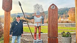 Vor seiner Reitanlage kann jeder sehen, was Willi Späth geleistet hat. Jeder von ihm trainierte Ritter ist dort an einer Holztafel aufgeführt. Vor seiner Reitanlage kann jeder sehen, was Willi Späth geleistet hat. Jeder von ihm trainierte Ritter ist dort an einer Holztafel aufgeführt.