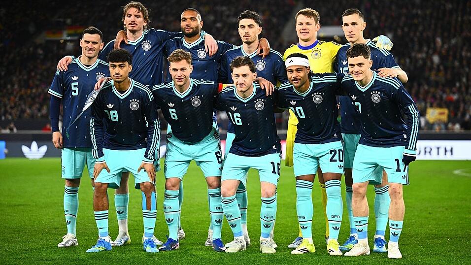 Das blaue Ausw&auml;rtstrikot der DFB-Elf kommt laut Intersport sehr gut bei Kunden an. (Archivbild)