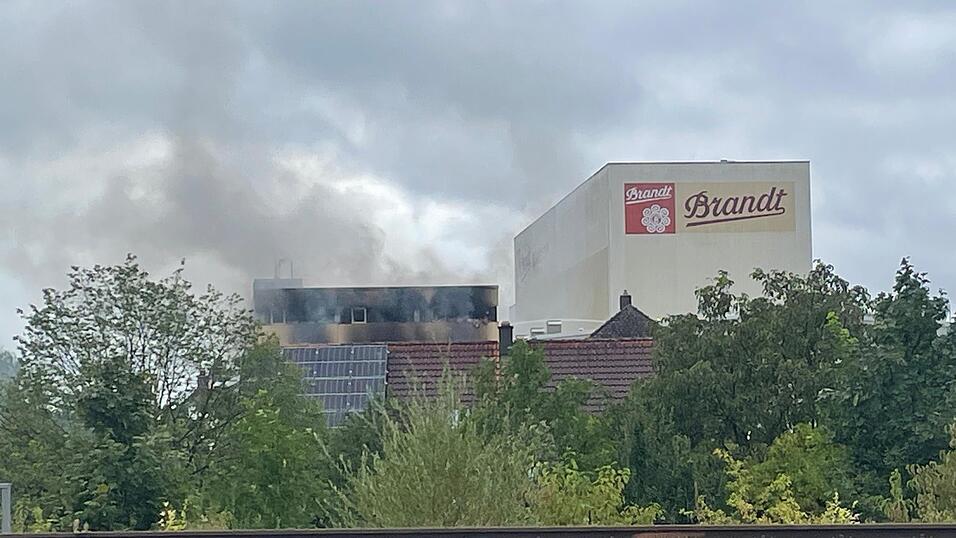 Um 12.15 Uhr ziehen nach wie vor gro&szlig;e Rauchschwaden &uuml;ber das Geb&auml;ude.&nbsp;