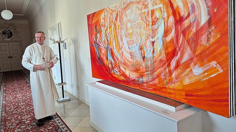 In die Neuzeit transportiert: Abt Lukas Dikany erkl&auml;rt einen au&szlig;ergew&ouml;hnlichen Altarschrein von Helmut Michael Berger.