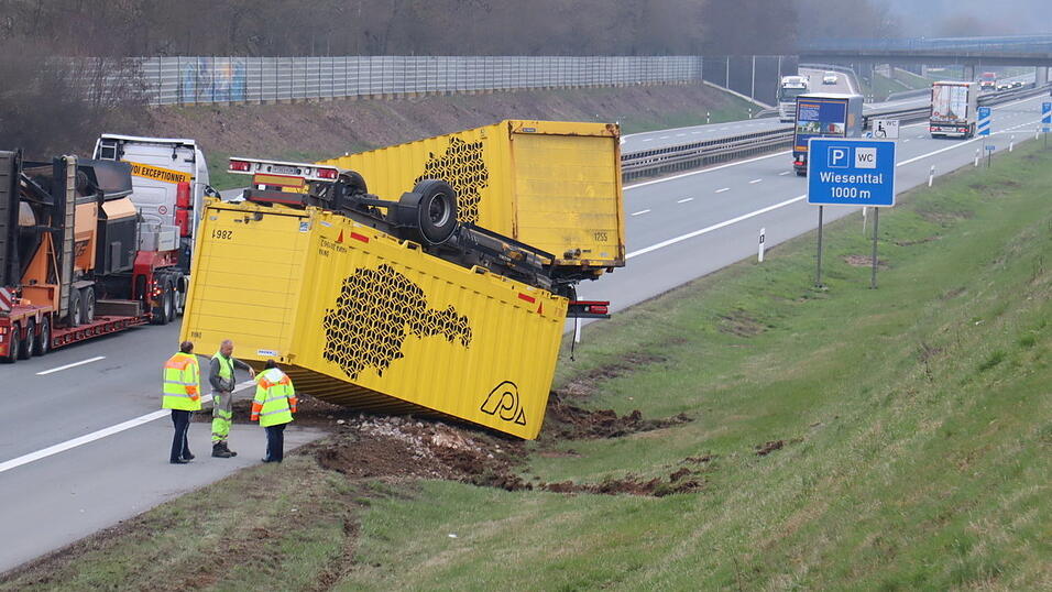 Der Verkehr wurde w&auml;hrend den Vorbereitungen f&uuml;r die Bergung auf der linken Spur vorbeigeleitet.