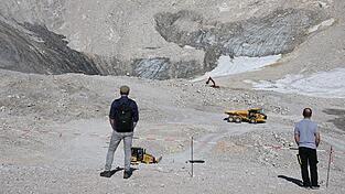 In den Alpen ist der Klimawandel auch für Laien gut zu erkennen: Gletscher verschwinden und verändern die Landschaft dauerhaft mit nicht absehbaren Folgen. In den Alpen ist der Klimawandel auch für Laien gut zu erkennen: Gletscher verschwinden und verändern die Landschaft dauerhaft mit nicht absehbaren Folgen.