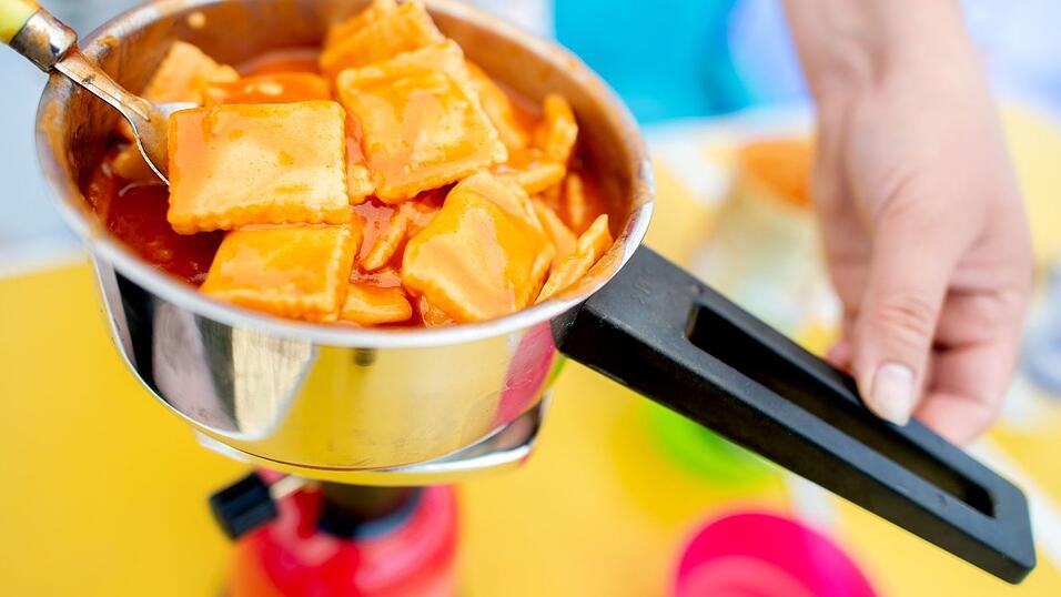 Ein einfacher Campingkocher reicht notfalls bei Stromausfall für warmen Tee und etwas Warmes zum Essen. (Archivfoto) Ein einfacher Campingkocher reicht notfalls bei Stromausfall für warmen Tee und etwas Warmes zum Essen. (Archivfoto)