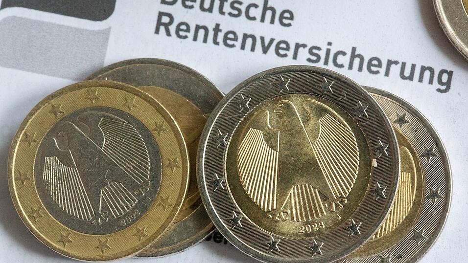 Rentnerinnen und Rentner bekommen h&ouml;here Bez&uuml;ge. (Symbolbild)
