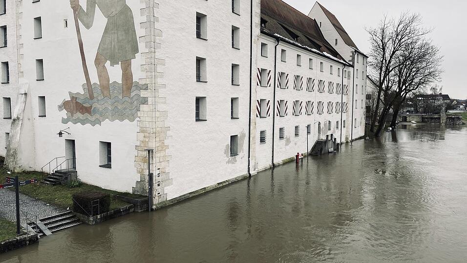 Die Donau ist bei Straubing am Dienstagvormittag über die Ufer getreten. 
