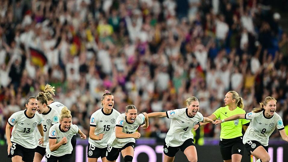 Völlig losgelöst: die deutschen Spielerinnen nach dem Halbfinal-Einzug.