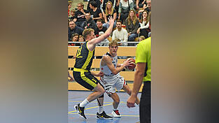 Bärenstarke Vorstellung: Der Vilsbiburger Mattis Urbanke (am Ball) verbuchte insgesamt 15 Punkte, davon vier Dreier.