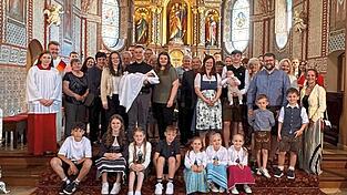 Die beiden Taufgesellschaften zusammen mit Diakon Martin Münch und den Ministranten. Die beiden Taufgesellschaften zusammen mit Diakon Martin Münch und den Ministranten.